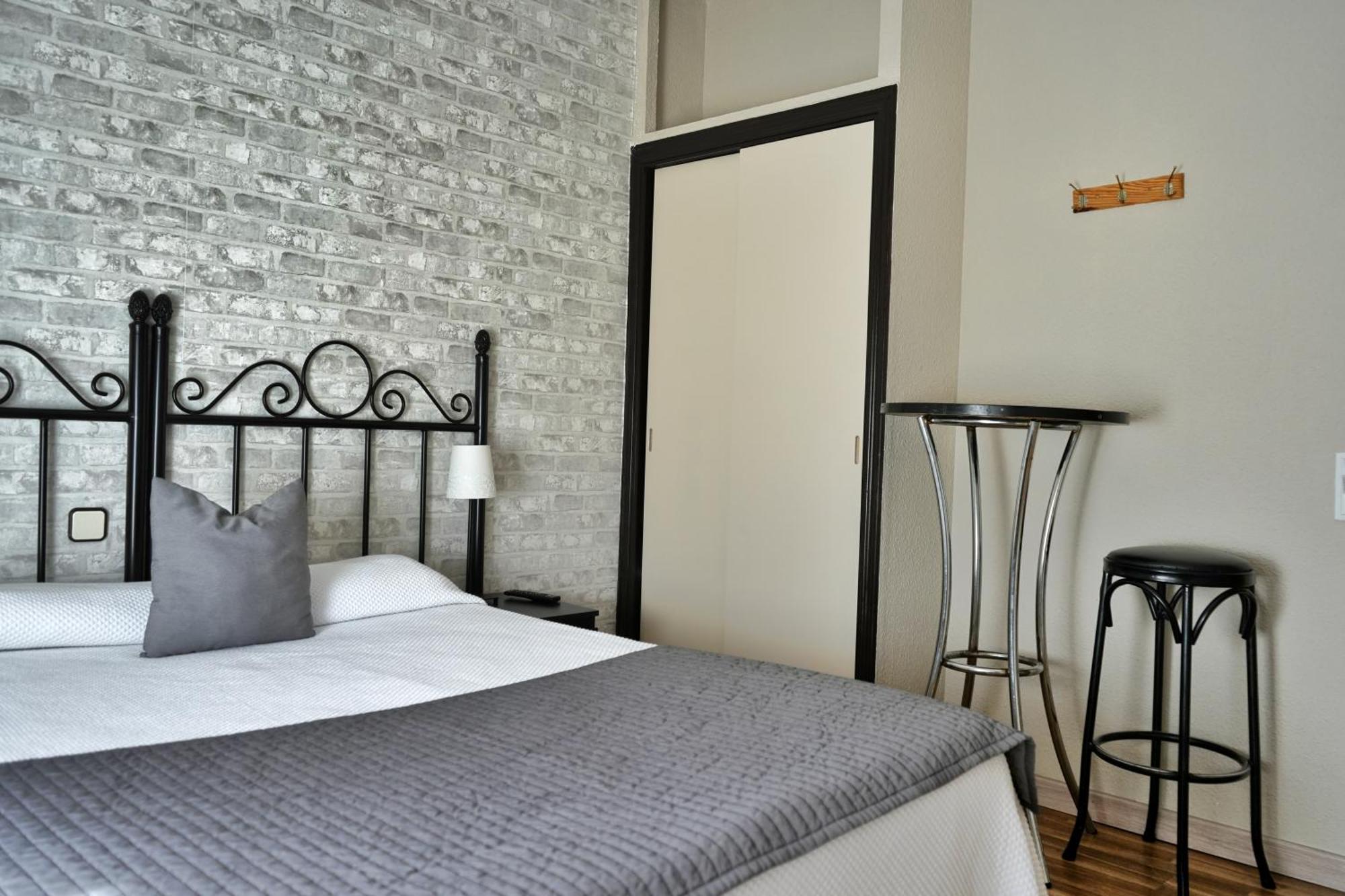 Hostal Mainz Piedralaves Exterior photo
