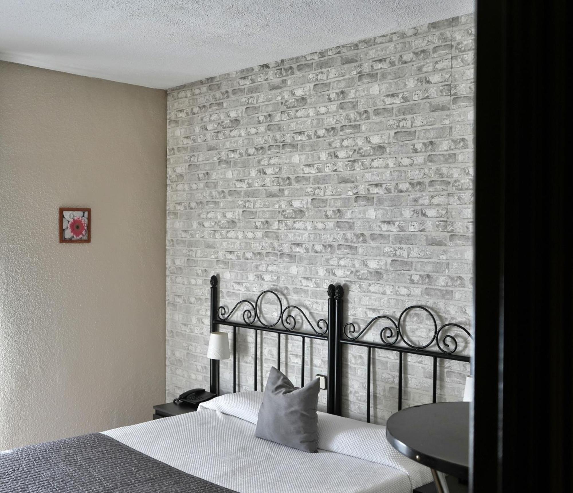 Hostal Mainz Piedralaves Exterior photo