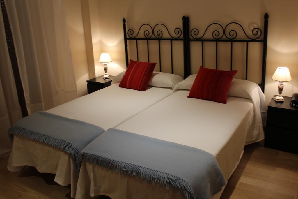 Hostal Mainz Piedralaves Exterior photo