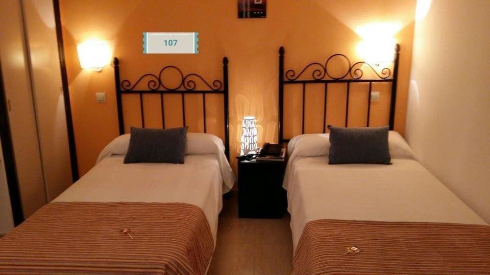 Hostal Mainz Piedralaves Exterior photo