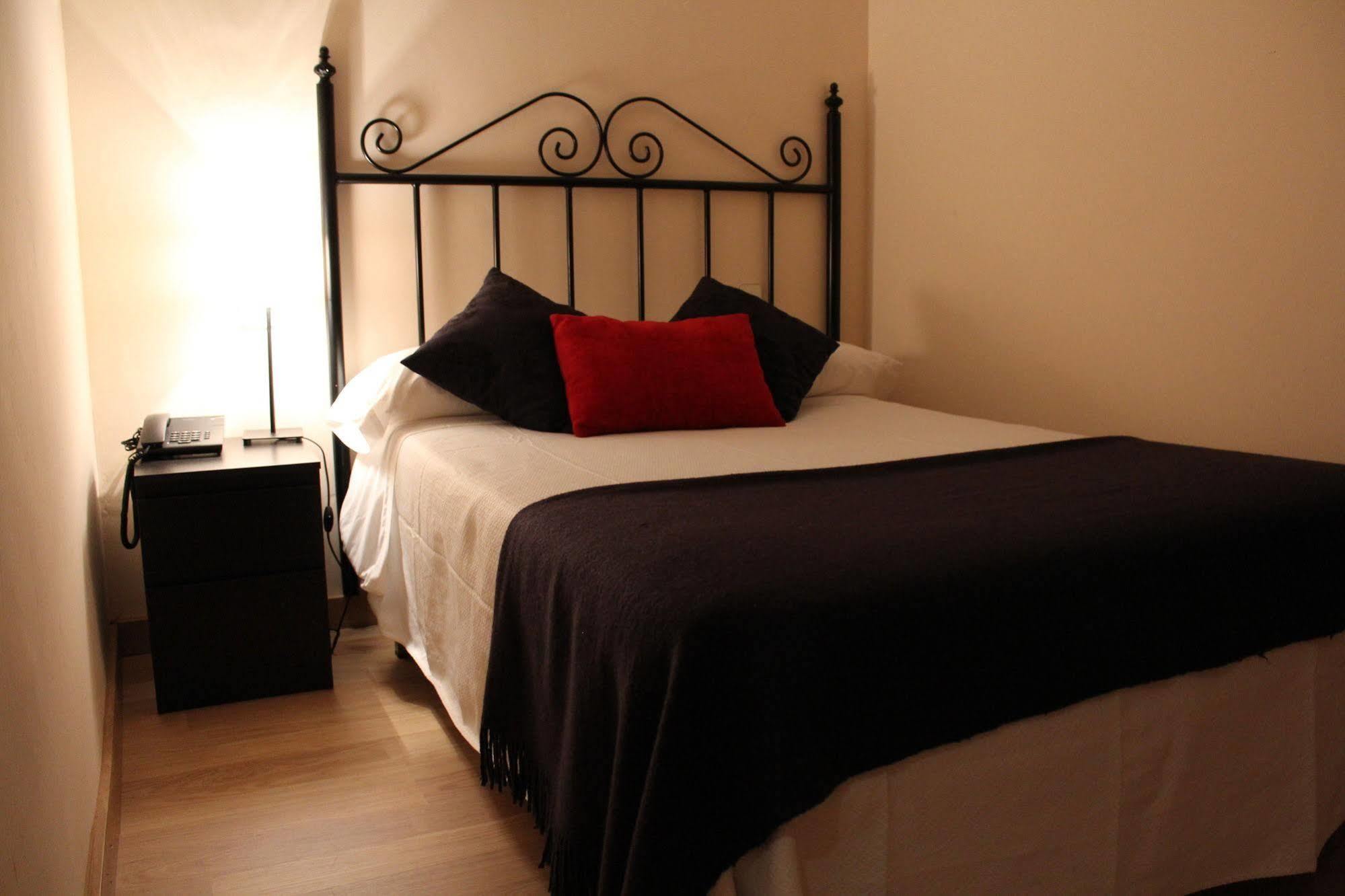 Hostal Mainz Piedralaves Exterior photo